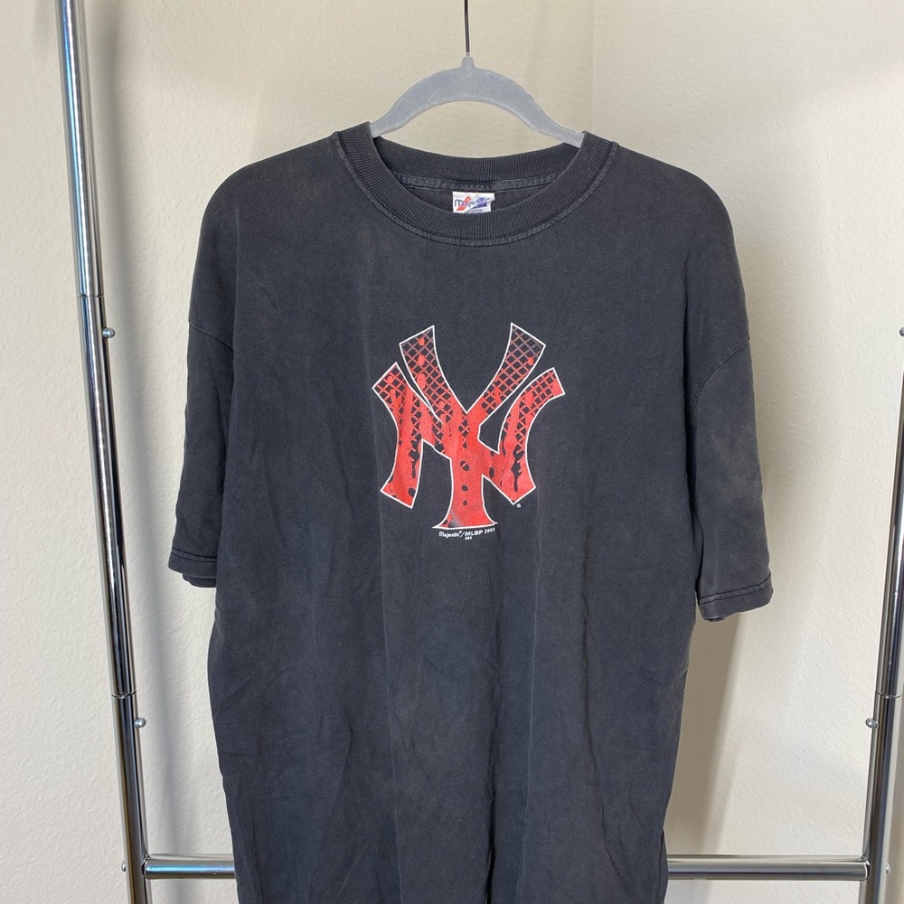 New York Yankees 2000 Majestic T-Shirt
size: XL